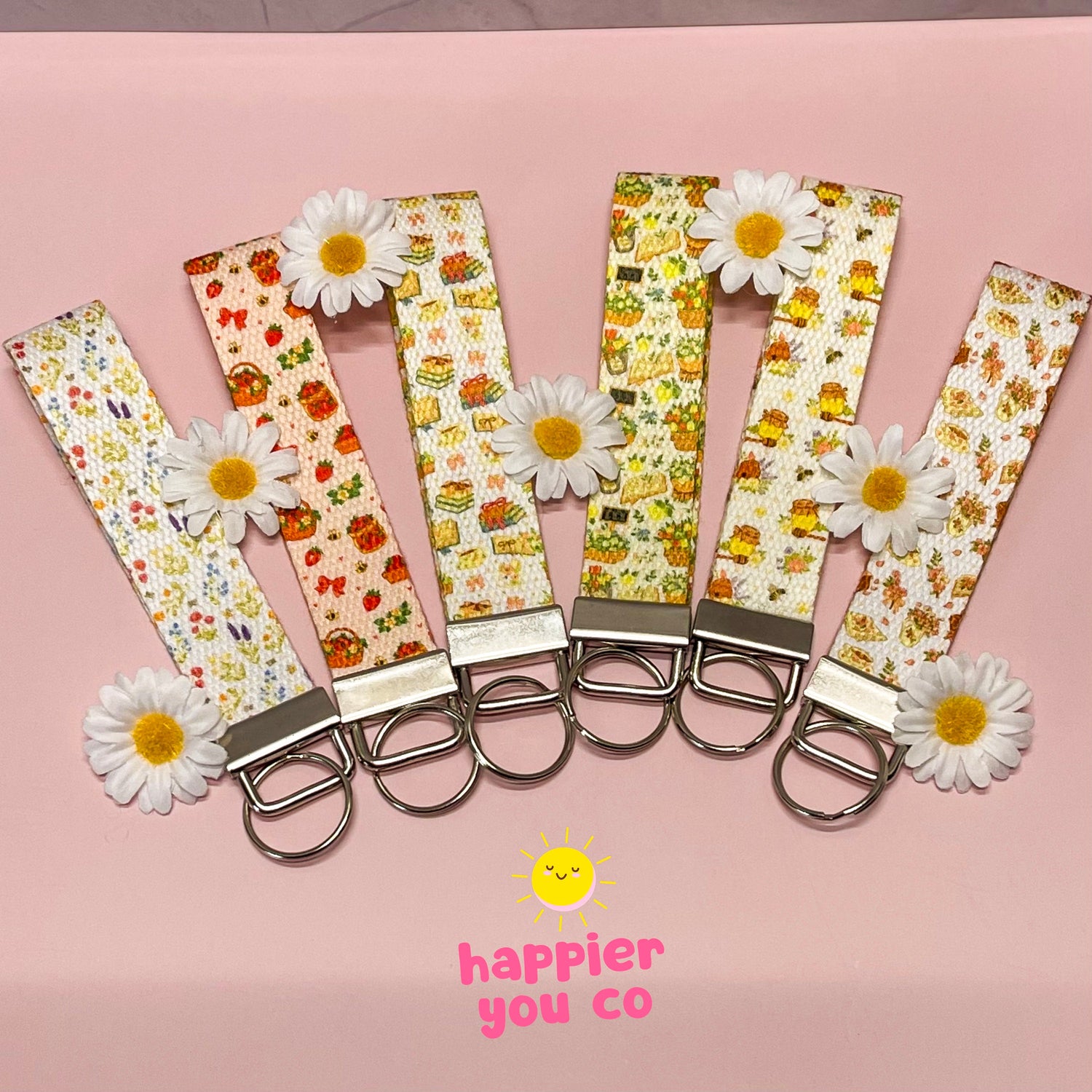 Wrist keychains with a variety of designs and daisies as decoration